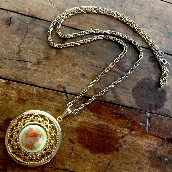 Vintage Jewelry - Vintage locket necklace